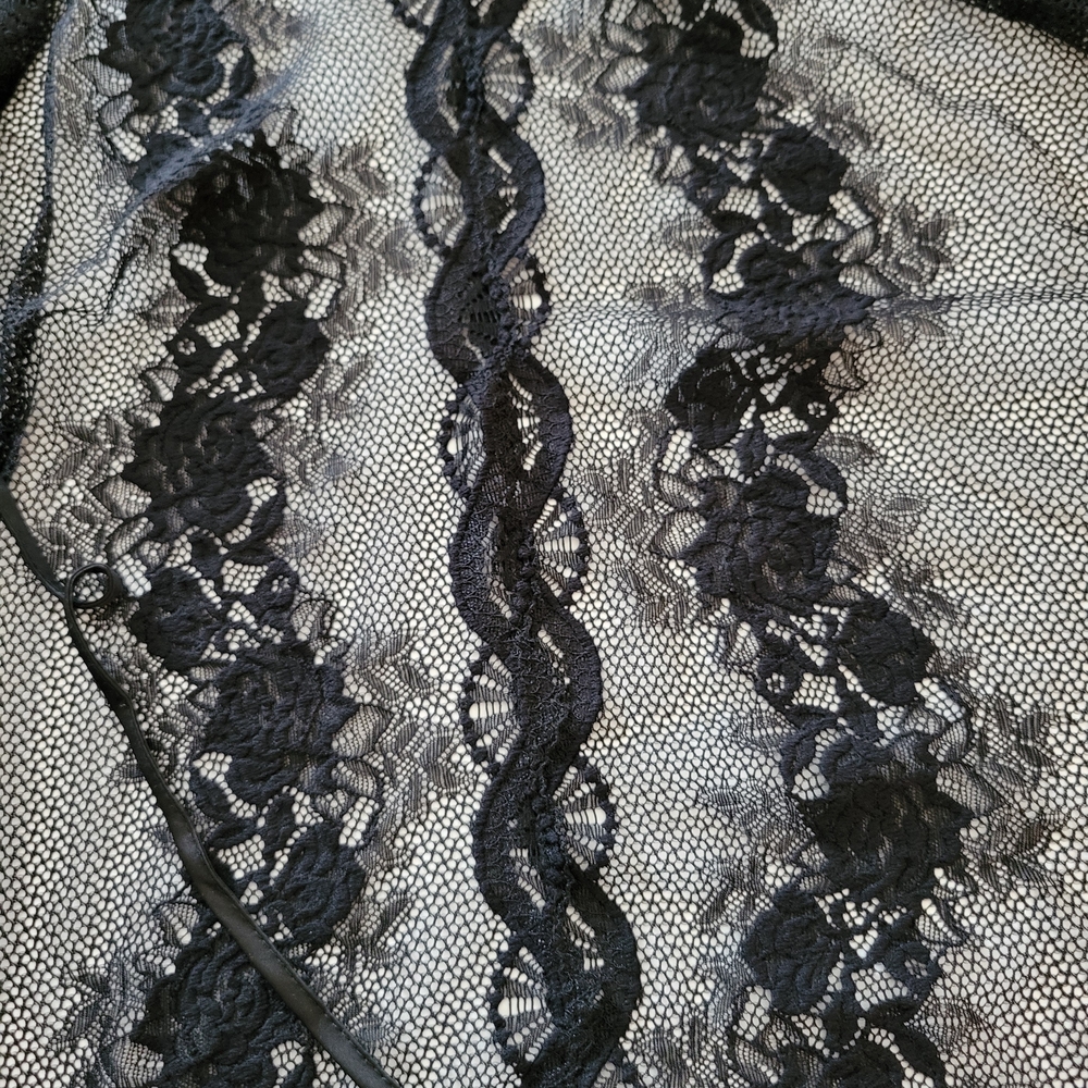 Chic Midnight Lace Robe - Picture 4 of 8
